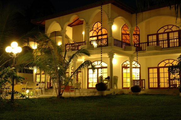 Hotel bei Nacht